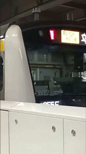 E233系（N12編成）の各駅停車立川行きが立川駅に到着