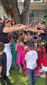 🎉 ¡Así celebramos la fiesta mexicana en New Kids! 🎉 Tuvimos un día lleno de música, bailes, comida mexicana y mucha diversión. Nuestros pequeños disfrutaron jugando a la lotería, memorama, y hasta le pusieron el bigote al mariachi 🎶🎨. Para cerrar con broche de oro, todos juntos dimos el grito de independencia con mucho orgullo. 🇲🇽 Gracias a todos los que formaron parte de este día tan especial, desde las maestras hasta los papás, por hacer de esta celebración un momento inolvidable para nu