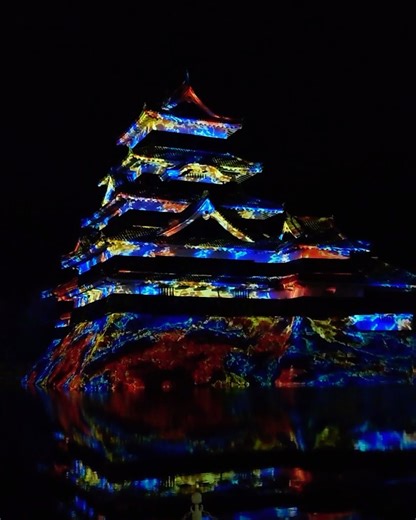 伊東園ホテルズ【公式】 on Instagram: "こんにちは、伊東園ホテル浅間の湯です。 毎年、冬の時季に、国宝松本城で「国宝 松本城天守 プロジェクションマッピング」が開催されます。 2025-2026年は、2月15日(日)まで開催され、期間中は松本城のみでなく、松本市内がイルミネーションで彩られます。 また、1月22日(木)～1月25日(日)の期間は「国宝松本城氷彫フェスティバル2026」も開催。 市街地や松本城公園など、様々な場所で”氷彫の彫刻”が飾られております。 キラキラ輝く氷の彫刻とともにお楽しみください♪ #伊東園ホテルズ #長野県 #松本城 #プロジェクションマッピング #雪景色"