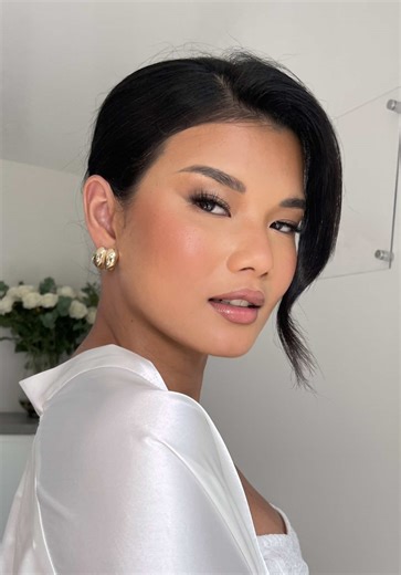 A secret only my past clients know about me... is that 99% of my clients have lash extensions applied. 🤫 Here’s a little beauty insider info I love to share! You might notice how incredible my clients’ eyes look in their photos and videos, often with a beautifully natural yet defined appearance. The secret? For around 99% of my makeup applications, I include expertly applied lash extensions. What makes these lashes so special is how incredibly seamless they look in real life – no harsh lines or