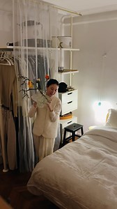 Weekend mini #vlog vlog with friends 🪿 一月的巴黎春暖花開了一段時間，在持續10度＋的溫度度過了忙忙碌碌的男裝週、早秋訂貨、高訂週，以及終於要開始的家裡裝修材料showroom跑來跑去。忙裡偷閒的週末和好朋友們去參加了 @maisonlouparis 在 @kintoeurope 活動上的插花demonstration，認識了 @tinasosna , @floriansosna 👩🏼‍🤝‍👨🏻 回程每人獲得一束漂亮的花花，開開心心。 回到家裡插好花後，滿屋子找小貓無法攻擊到的地方放花，店長因此企圖強行中止錄影拍攝。最終在Poppies凋零後，將剩下的Magnolia移到了正常位置，到現在都還在持續開花中💐 | A.