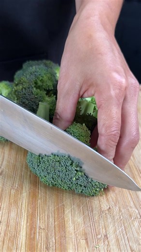 Creamy broccoli and eggs recipe: easy healthy one-pan breakfast | SuperChef