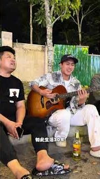 傍晚六点下班，带上我的吉他我去喝几瓶啤酒，一把吉他弹唱万青那个石家庄人#万能青年旅店 #杀死那个石家庄人 #吉他弹唱#伊斯特曼吉他#夏伯变调夹