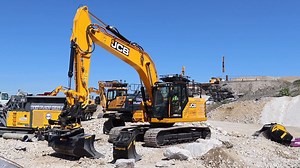 JCB 220X excavator picking up attachments at Hillhead. | Diggers & Dozers