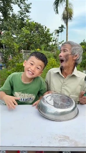 Cậu bé tốt bụng bắt chước Ông nội😱👶🏻♥️👴 #shorts​ #cute​