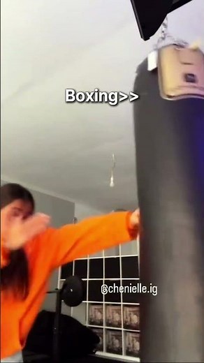 Female Boxer's Heavy Bag Accuracy Is Unreal