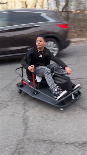 🤏🏾💨BABYDBLOCKS 💨💨 on Instagram: "Crazy cart xl is by far the best drift toy ever @razorworldwide"