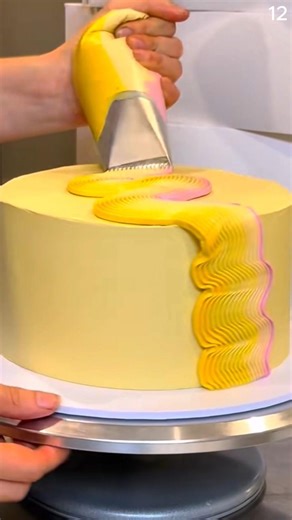 Easy decorating technique using a wide piping tip filled with gradient buttercream #shorts #tutorial