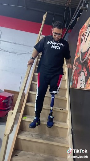 How I use the stairs with my prosthetic! #keepitsimple #oneleg #amputee #foryoupage #fyp #prosthetic