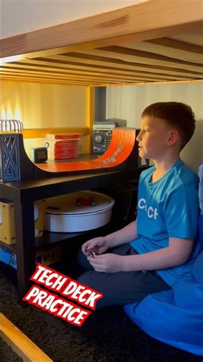 Teck Deck practice. #teckdeck #halfpipe #rail