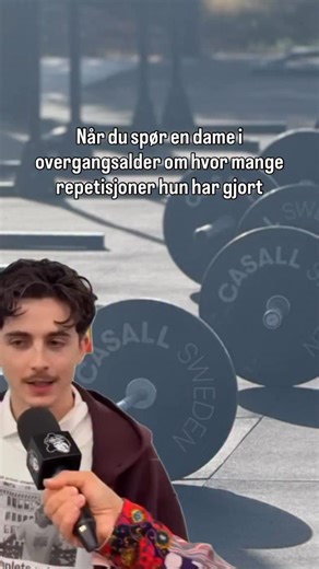 Ble kalt personlig teller av ei bra dame i går, og den tar jeg på strak arm. Støtte gis der støtte trengs…😉 ➡️ men østrogen har en viktig rolle i arbeidshukommelse, konsentrasjon og regulering av signalstoffer som dopamin og serotonin. Når nivåene synker, blir det ofte vanskeligere å holde informasjon “aktiv” i hodet samtidig som kroppen jobber med utfordrende ting som styrketrening. Å telle repetisjoner er faktisk en form for arbeidshukommelse. Du holder et tall i bevisstheten mens du håndtere