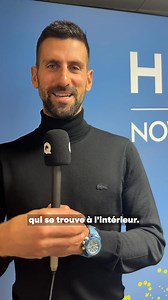 Novak Djokovic nous a présenté sa montre imaginée avec Hublot : la Big Bang Unico Novak Djokovic. Un modèle en édition limitée (100 exemplaires) réalisé à partir de composites de 25 raquettes et 32 polos bleus portés par le Serbe. Au total, la montre ne pèse que 50 grammes ! Tour du propriétaire de cet exploit horloger avec le meilleur joueur de l’histoire du tennis. | GQ France