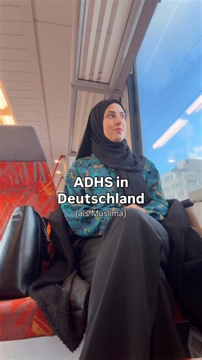 Seher Danisman | Athlete & Online Fitness Coach 💪🏼 on Instagram: "ADHS in Deutschland ist, wenn du Organisations-Skills brauchst, um Hilfe für deine fehlenden Organisations-Skills zu bekommen. 🫠🇩🇪 Manchmal fühlt es sich an wie ein schlechter Witz: 1️⃣ Der Endgegner Bürokratie: Du brauchst Therapie, aber dafür musst du 20 Formulare ausfüllen, 50 Anrufe tätigen (zu bestimmten Sprechzeiten!) und Anträge bei der Krankenkasse einreichen. Exekutive Dysfunktion sagt „Nein“. 📉 2️⃣ Das Wartezimmer-