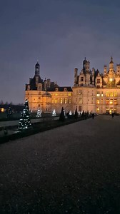 Et si vous partiez à la découverte de la Vallée de la Loire pour les fêtes de fin d'année ?🎄 Châteaux décorés, illuminations somptueuses, marchés de Noël traditionnels...profitez de ce que la Vallée de la Loire a à vous offrir de plus féérique ! ✨ | My Loire Valley