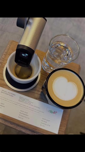 ☕️ Leaves Coffee Roasters 🎖️WCRC 2024 世界ランキング 18 位、東京では 1 位。入店してすぐに 2 台の焙煎機に感動しました！🟤 最初に飲んだのは Elida Geisha で、これは素晴らしいと思いました (もちろん、Elida Estate はいつも信頼できます)。次に、Ethiopian Sun-dried 74158 を注文しましたが、これが私を虜にしました！これまで飲んだエチオピアの天日干しコーヒーの中で最高です。赤い花、ベリー、赤いリンゴ、レーズン、そして繊細でありながら心地よい発酵、そしてそのすべてが並外れたクリーンさで味わえます！カップのサイズは小さめで、約 180ml で、2 杯で十分です。🟡 せっかくなので、ラテも注文しました。エスプレッソには温度計が付いていて、温度による風味の層を体験できました。飲みながら、バリスタが一つ一つ丁寧に、そして優雅にドリップコーヒーを淹れていく様子を眺めていましたが、サービスは驚くほどスピーディーでした。すべてが素晴らしかったです。バリスタと抽出条件についておしゃべりしながら、豆2袋と小さ