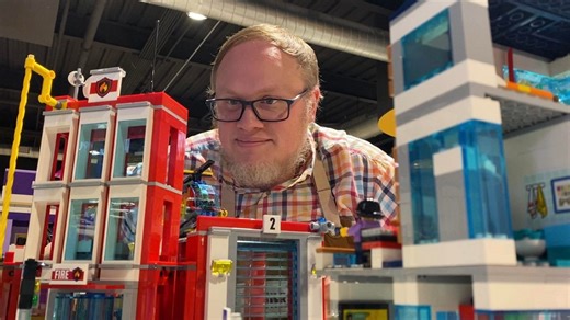 You can play with and buy LEGO at this cafe