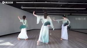 “天青色等烟雨，而我在等你~” 好看的古典舞《青花瓷》来啦！