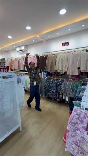 HALLO SOB MASIH PROMO NIH DI DALEM TOKO STORE JOKTENG JANGAN LUPA MERAPAT OPEN 09:00-22:00 SAJA SOB LETSGOW🔥🔥 #fyp #4u #thrift #thrifting #thriftjogja