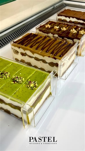 Notre tiramisu version Pastel 🤍 Une texture ultra légère, un goût authentique, et cette touche unique qui fait dire : « Waaaw 🥰c’est Pastel📍 » ✨ 🍰 Tiramisu à la découpe (par tranche) • Pistache praliné • Spéculos • Cacahuète caramel • Classique 🥄 Disponible aussi en verrine (2 personnes ou individuel) • Pistache praliné • Spéculos • Cacahuète caramel • Classique • Mangue • Pistache framboise 💚🍓 ملا بنة … الجديد ديما عن Pastel | Pastel pâtisserie