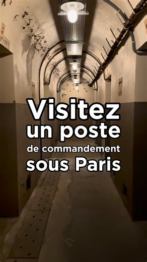 Aujourd’hui, je vous emmène dans le 14 arrondissement au Musée de la Libération de Paris. Saviez-vous que derrière cette porte, à vingt mètres sous terre, se cache un poste de commandement utilisé pendant la Libération, qu’il est possible de visiter gratuitement ? Descendez ces couloirs exigus pour pénétrer dans ce lieu historique, où le colonel Henri Rol-Tanguy, chef des Forces françaises de l’Intérieur d’Île-de-France, a dirigé l’Insurrection parisienne en août 1944. L’histoire de ce poste de 
