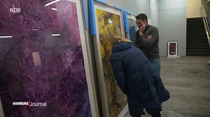 Pinsel statt Schläger: Michael Stich zeigt seine Kunst. Der Ex-Tennis-Profi arbeitet gerne mit Japanpapier. Zu sehen sind seine Bilder in den Großen Bleichen 1. | NDR Hamburg