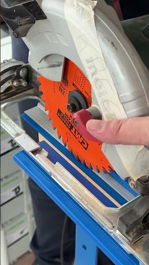 Nous vous montrons comment régler correctement votre scie circulaire sur le rail de guidage