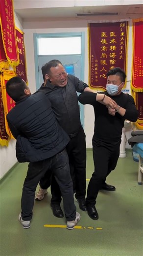 E3438 Straightening the😰🌿🥴🌼bent arm—the patient's face contorted in agony!