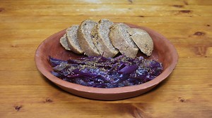 Medieval Bread with Fennel Seeds and Onion Salad – A Peasant’s Meal