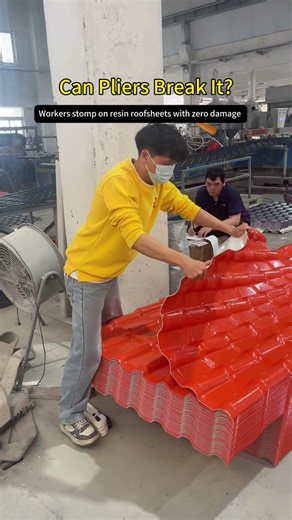 Can Pliers Break It?Workers stomp on resin roofsheets with zero damage#rooftile #pvcroofsheet