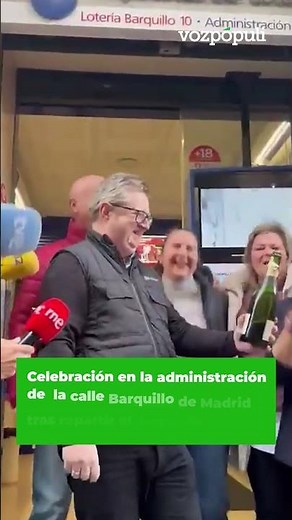 La Administración 16 de la calle Barquillo reparte la suerte: Así celebran su segundo premio