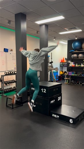 Lexi Grober // Online Fitness Coach on Instagram: "I fear my box jump era has begun… #boxjump #crossfit #fitness #workout #wod #squats #snatch #crosstraining #burpee #boxjumps #academia #workoutoftheday #saude #jumpbox #mindset #nutrition #foco #vemprobox #sucesso #treinofuncional #souboxvi #saiadolugar #saudavel #superacao #vemtreinar #boxvilaindustrial #gym #kettlebel #training #box"