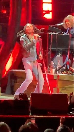 Lenny Kravitz starting A LOVE REVOLUTION. Full performance at ‪@LiveConcertVault‬