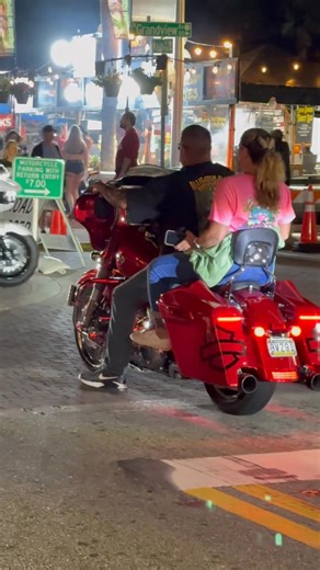 The Customs Kicking Cancer Sonic Bagger by Woodlawn Steals the show at Biketoberfest! | CycleDrag