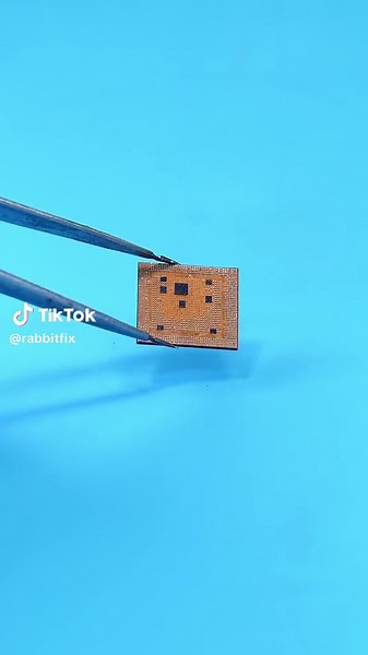 The temporary storage (RAM) of my iPhone 12 Pro Max was damaged. To save costs, I manually ground down the lower layer of the CPU core, retaining the temporary storage for my use. It only took ten minutes. #iphonerepair #phonerepair #fix