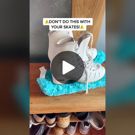DON’T MAKE THIS MISTAKE WITH YOUR FIGURE SKATES!! Leaving your hard guerds on your figure skates can cause them to rust and ruin your expensive blades! Instead, you need to use soft guards or soakers. Soakers are meant to absorb any left over moisture on your skating blades and protect your skates while they’re in your bag. It’s so important to properly take care of your figure skates and blades! #figureskating #iceskating #figureskates #edeaskates #edeapiano #figureskatingvideos #iceskatingtikt