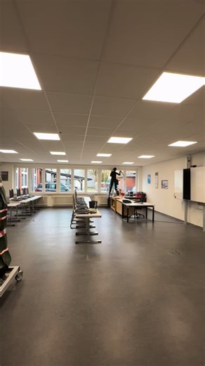 Unser Dank geht heute an @hwk_aurich für die tolle Zusammenarbeit in 2025. Fenster-und Glasreinigung sowie Reinigung der Kunststofffassaden standen auf dem Programm und wurden von die_Fensterputzer gewohnt professionell umgesetzt. #fensterreinigung #glasreinigung #handwerkskammer | Die Fensterputzer kommen