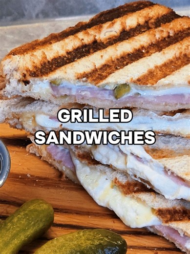 Karšti sumuštiniai 😍 Man karšti sumuštiniai - tikras gėris, ypač trikampiai! Net jei kepu paprastame grilyje, vis tiek perpjaunu įstrižai - kažką turi ta forma 😄 Nors klasika su fermentiniu sūriu, daktariška dešra ir majonezo-kečupo padažu visada nostalgija, mėgstu eksperimentuoti. Šį kartą rinkausi kreminį robiola sūrį, kalakutienos kumpį ir majonezinį padažą su agurkėliais - buvo labai skanu! 👌 Visus ingredientus lengvai radau Maximoje. Po jų paskelbtos Kainų mažinimo revoliucijos smalsu bu