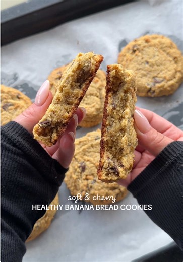 banana bread in cookie form? YES 🍌🍪✨ recipe: 1 ripe banana 1/2 cup melted and cooled butter 1/3 cup maple syrup 1 large egg vanilla essence 1 cup almond flour 3/4 cup oat flour (oats blended into flour) pinch of salt 1/2 tsp baking soda the dough will be sticky - chill for 20-30 minutes before rolling into balls and baking at 180 for 10-12 minutes, cool and enjoy! #bananabread #healthycookies #cookierecipe #healthysnacks #healthyrecipes
