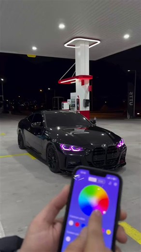 Az1kko_Edit💋 on Instagram: "日本利用压电瓷砖将脚步转化为电能。这些瓷砖捕捉来自你脚步的动能。当你行走时，你的重量和动作会对瓷砖产生压力。瓷砖会轻微弯曲，从而产生机械应力。瓷砖内部的压电材料将这种应力转化为电能。每一步都会产生少量电荷，而数百万步结合在一起就能产生足够的电力来驱动 LED 灯、数字显示屏和传感器。在像涩谷车站这样繁忙的地方，每天大约有 240 万个脚步为这一系统作出贡献。这些电能可以被储存或立即使用，从而减少对传统电力来源的依赖，并支持可持续的城市基础设施。这种方法将日常运动转化为实用的可再生能源 #日本 #知识 #事实 #你知道吗 #推荐 #科技 #创新 #历史 #技术 #实验 #热门日本利用压电瓷砖将脚步转化为电能。这些瓷砖捕捉来自你脚步的动能。当你行走时，你的重量和动作会对瓷砖产生压力。瓷砖会轻微弯曲，从而产生机械应力。瓷砖内部的压电材料将这种应力转化为电能。每一步都会产生少量电荷，而数百万步结合在一起就能产生足够的电力来驱动 LED 灯、数字显示屏和传感器。在像涩谷车站这样繁忙的地方，每天大约有 240 万个脚步为这一系统作出贡献。这