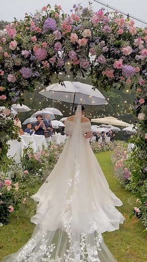 683K views · 8.5K reactions | Rainy wedding day☔ : @mariagej_ #bride #weddingday #day #weddinginspiration #weddingideas #rainyday | ModernWedding | Facebook