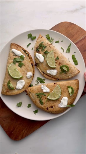 Crispy sweet potato and black bean tacos - recipe in comments #fblifestyle #EasyHealthyRecipes #vegetarianrecipes | avocado_skillet