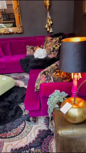 Pink……… •\t#PinkI#PinkInteriorsinkL#PinkLivingRoomopam#DopamineDecortate#StatementSofaomeInspo
