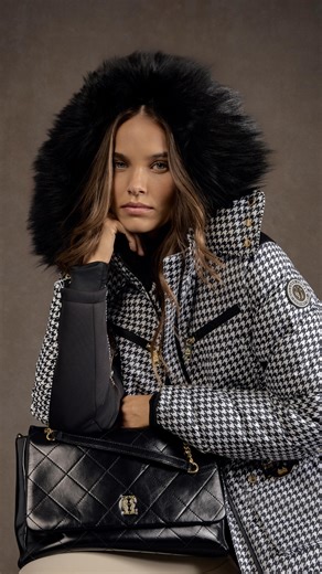 A legacy print, reimagined for the modern alpine wardrobe. The houndstooth Ski Jacket brings a timeless British motif to the slopes - reimagined through a modern, feminine lens. A pattern rooted in tradition, houndstooth has long been a symbol of heritage tailoring and refined style. Now, it finds new form in a silhouette built for the mountains. With gold hardware, a detachable faux fur hood and waist-defining belt, this is where classic print meets elevated performance. #HollandCooper | HOLLAN