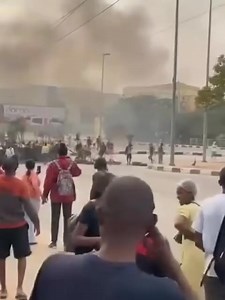 ESTÁ A ACONTECER: CAOS NAS RUAS DE LUANDA COM GREVE DOS TAXISTAS Greve dos taxistas paralisa a capital nesta segunda (28). Há relatos de carros vandalizados, ruas bloqueadas e saques em lojas. População enfrenta dificuldades para se deslocar. Governo ainda não se pronunciou. #Luanda #GreveDosTaxistas #Angola #CaosNaCidade #NotíciasAoMinuto | ONEzoom