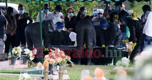 Entre caravanas, globos y consignas entierran al periodista David Romero Ellner