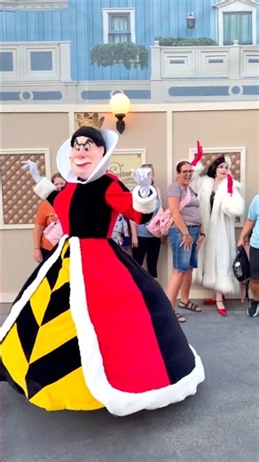 Queen of Hearts Had Other Plans for Cruella 😂👑 | Disneyland