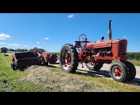 Auction Farmall H | Baling Small Squares!