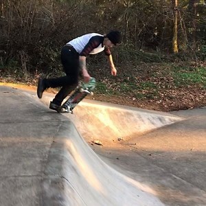 Old park, old song and an old friend.. so rad riding old maple valley with @dunkhi ! this was built shortly after Issaquah and was one of closest parks to Peyton and I growing up, think I did my 3rd contest ever here when I was about 12-13 and think it might have been my first 1st place, remember doing the gap board in my run and being very stoked to make it and ‘‘twas cool to get it again almost 2 decades later! Whole session was very nostalgic!! @creaturefiends @independenttrucks @findlayhats 