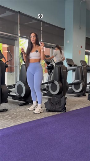 How to do a glute-focused 45 degree back extension (versus lower back focused)⬇️ I’ll start off by saying that neither variation is necessarily “wrong”, it completely depends on what your intention is with the exercise. The Roman chair is a great little machine for strengthening our spine (especially the lower back muscles) BUT it’s also an amaaaazing exercise for training your glutes in the shortened position (while their being squeezed at the top) **ladies, this one’s particularly great for de