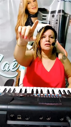 Jhonzinho Rodrigues | Cantor 🎤 on Instagram: "Garçom ? Tem pitu ? Tem , trás ! Me sigam para mais vídeos : 👉🏻 @johnrodrigues_ofc #viralizou #trending #ondeandameuamor #tempitu #explorer #trend"